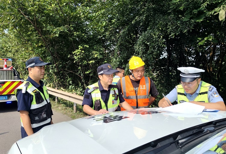 9.25自贡管理中心联合开展“一路三方”节前道路安全专项检查 2.jpg