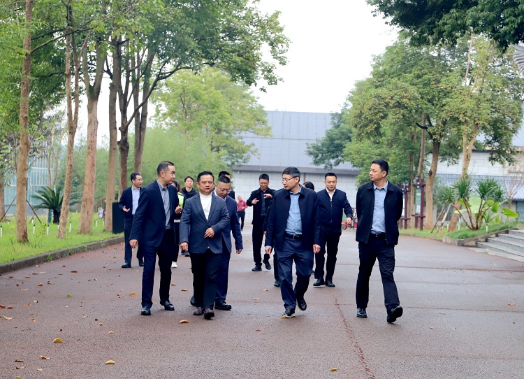 10.30【网站 微信】川高公司党委副书记、副董事长、总经理袁飞云一行调研督导川南公司金秋湖停车区5.JPG