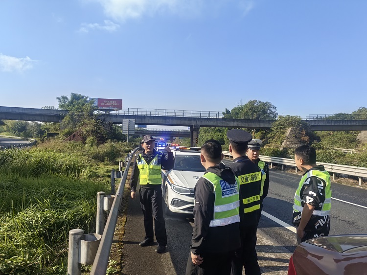 10.27【网站】宜宾管理中心开展秋冬季“一路三方”安全检查 (2).jpg