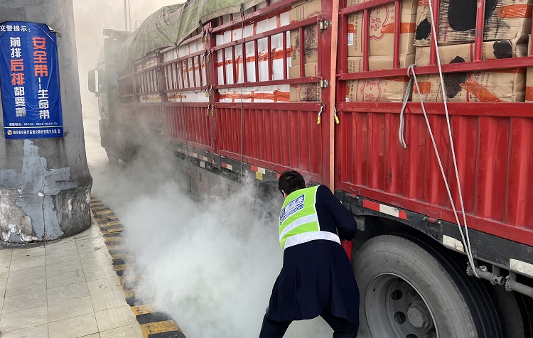 12.2【网站】宜宾北收费站9分钟紧急处置货车火情 成功守护鲜活农产品.jpg