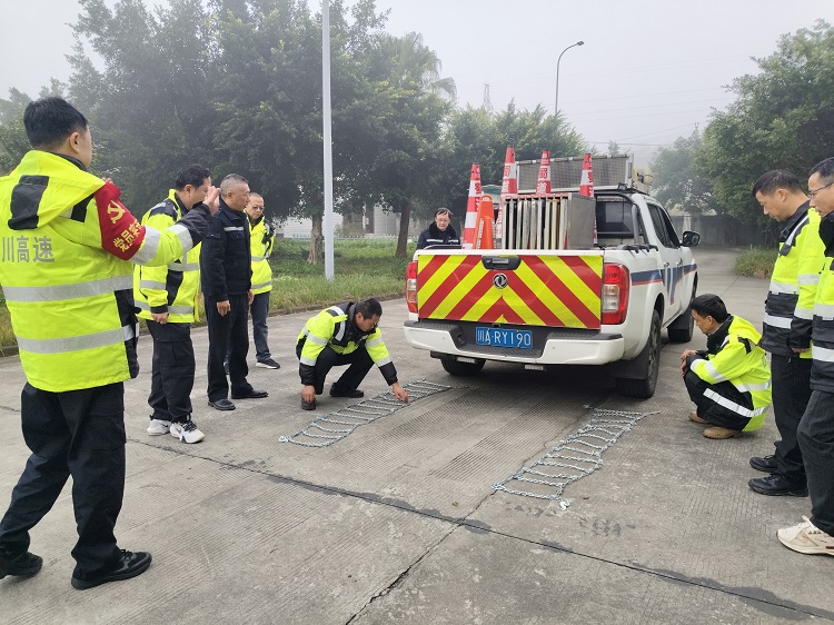 (网站)12.5自贡管护大队开展冬季防滑链安装专项演练(2) (2).jpg