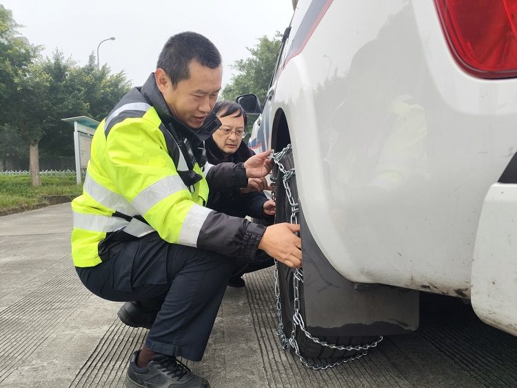 (网站)12.5自贡管护大队开展冬季防滑链安装专项演练(2) (1).jpg