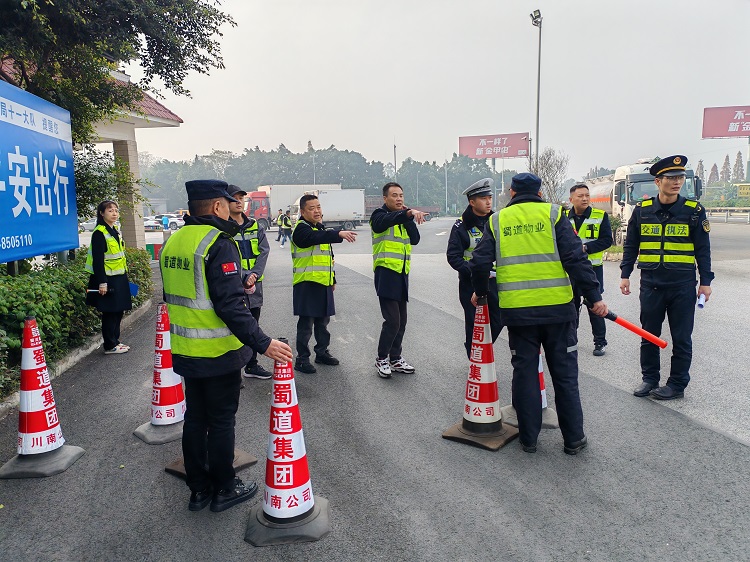 (网站)12.11隆纳高速“一路四方”联合开展2025年服务区冬季恶劣天气应急演练.jpg