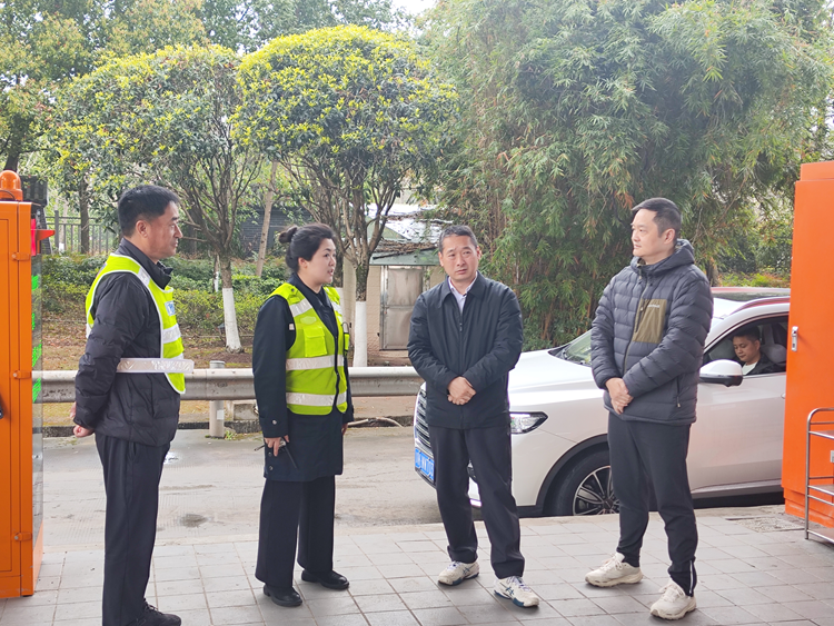 (网站)3.4川南公司党委副书记、董事、副总经理刘诗文赴自贡汇东收费站督导复工复产工作_副本.png