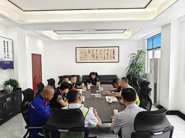 6.1【网站】警企联动 冠英停车区开展交通秩序与治安环境专项整治行动 (2) - 副本.jpg