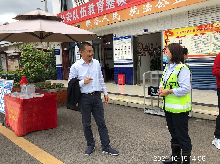 公司副总经理李健到宜宾东服务区检查地震应急综合演练准备工作照片1（宜宾东-杨倩-2021.10.15）.JPG