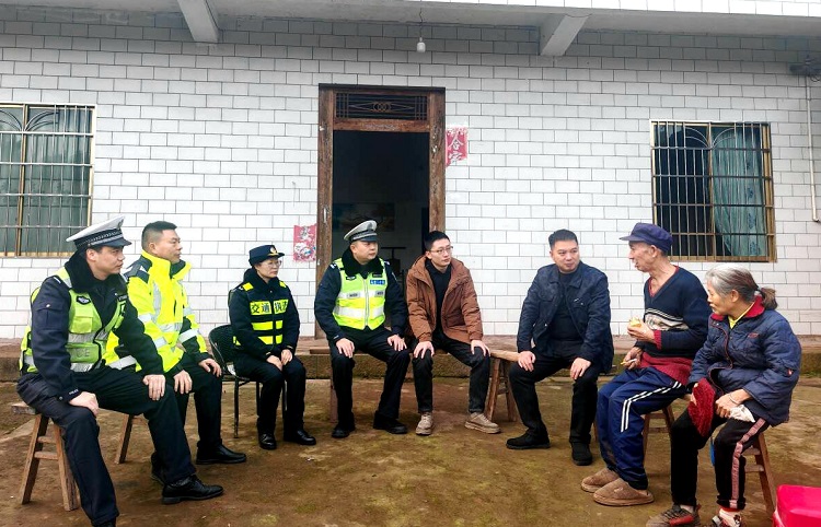1.3纳黔高速“一路四方”联合开展行人上高速专项整治行动2.jpg