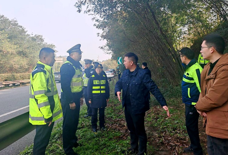 1.3纳黔高速“一路四方”联合开展行人上高速专项整治行动、1.jpg