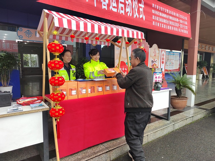 1.14隆纳高速泸州西服务区开展“ 关爱户外劳动者活”志愿服务动1.JPG