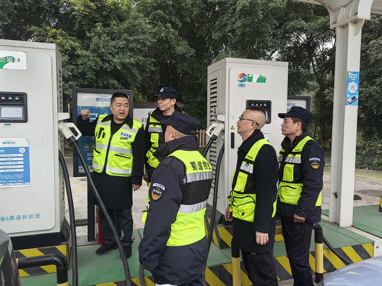 1.17 G76厦蓉高速（隆纳）两服务区充电站应急演练助力春运保畅1.jpg