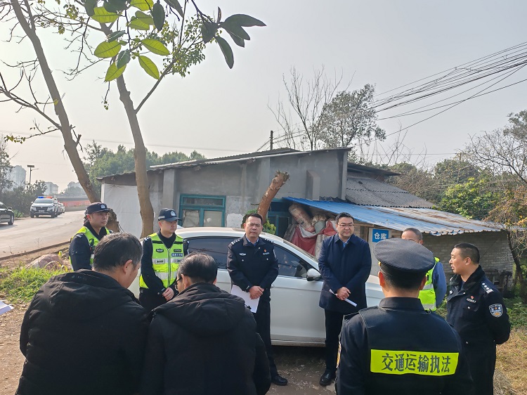 1.20  G76厦蓉高速（隆纳）“一路四方”联合开展大石坝跨线桥安全隐患治理工作会照片3.jpg