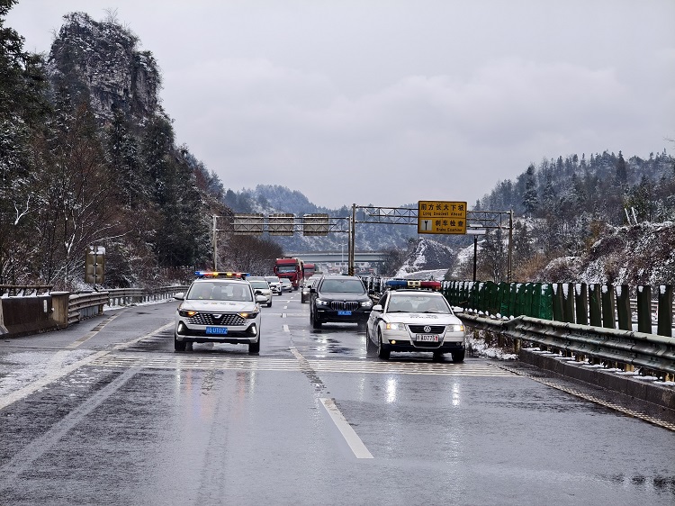 1.25纳黔高速积极应对冰雪天气2.jpg