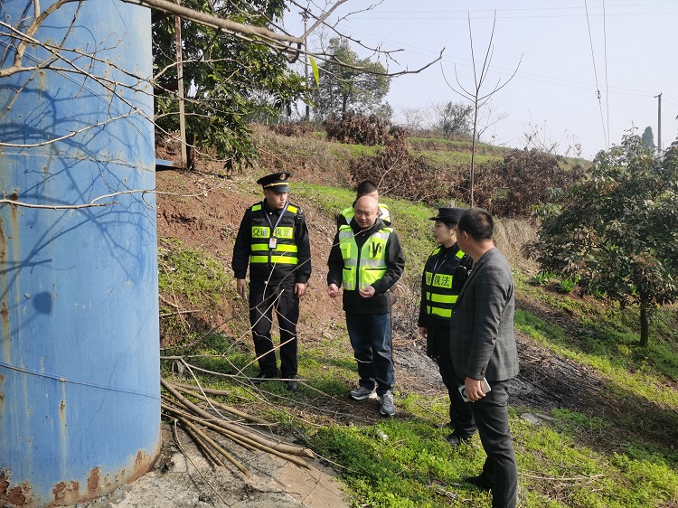 2.27隆纳高速“一路三方”联合开展广告牌隐患排查共同筑牢道路安全防线1.jpg