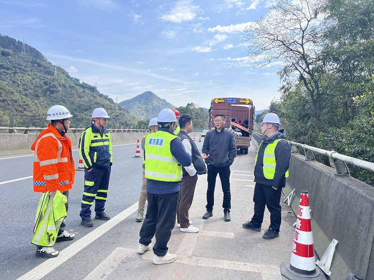 3.19川南公司副总经理何波督查纳黔高速二类风险点监测预警设施布设项目工作.jpg