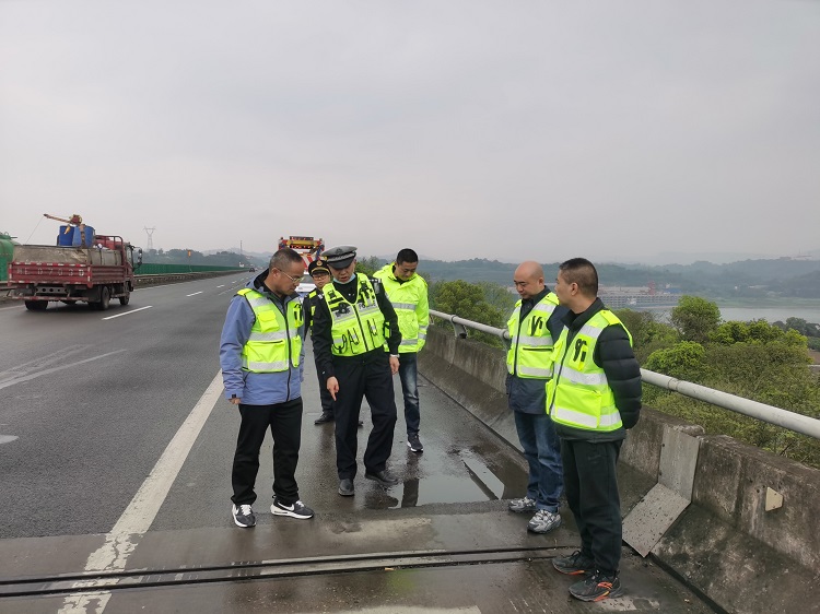 3.31 隆纳高速“一路三方”织密清明安全网，护航出行路照片.jpg
