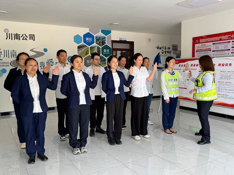 柏溪收费站开展优质文明服务专题培训.jpg
