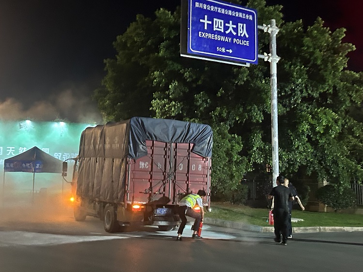 5.11叙永收费站高效处置货车火情，守护通行安全.jpg