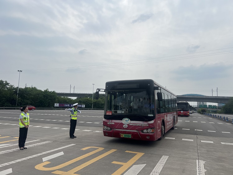 6.5隆纳高速开启“高考绿色通道”多举措护航考生.jpg
