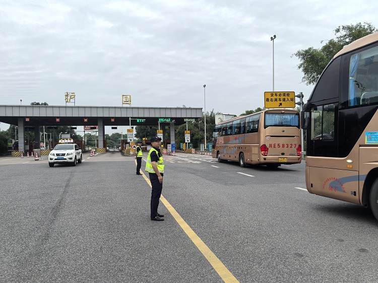 20250604纳黔高速“一路双方”联动护航高考车队.jpg