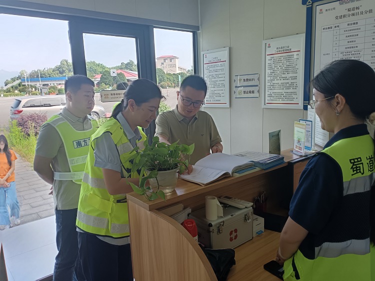 【网站】6.5中国政研会课题组调研纳黔高速叙永服务区“暖心之家”2.jpg