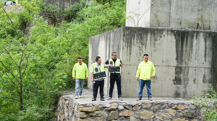 （挂网、微推）20250625川南公司开展辖区高速公路汛期地质灾害和桥梁运行安全风险隐患排查2.jpg