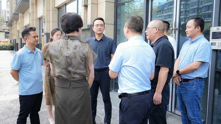 2025年7月25日，四川省住房和城乡建设厅住保处副处长张华一行调研川南公司“高庐尚玺”保障性租赁住房项目.jpg