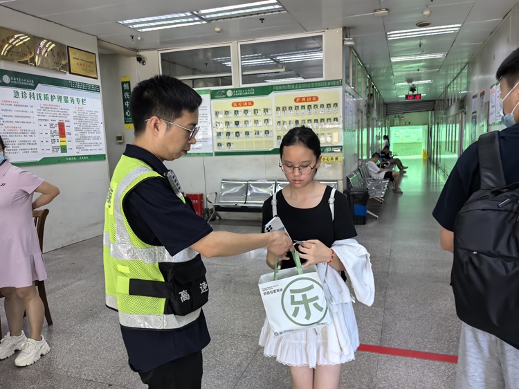 8.13【网站】宜宾管护大队紧急救助 守护生命与道路安全并行3.jpg