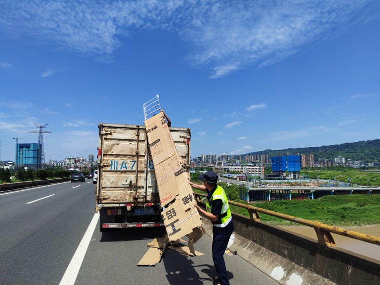 8.13【网站】宜宾管护大队快速处置路面杂物并归还失主.jpg