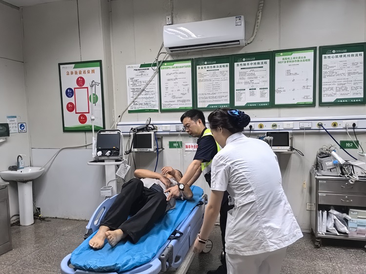 8.13【网站】宜宾管护大队紧急救助 守护生命与道路安全并行2.jpg