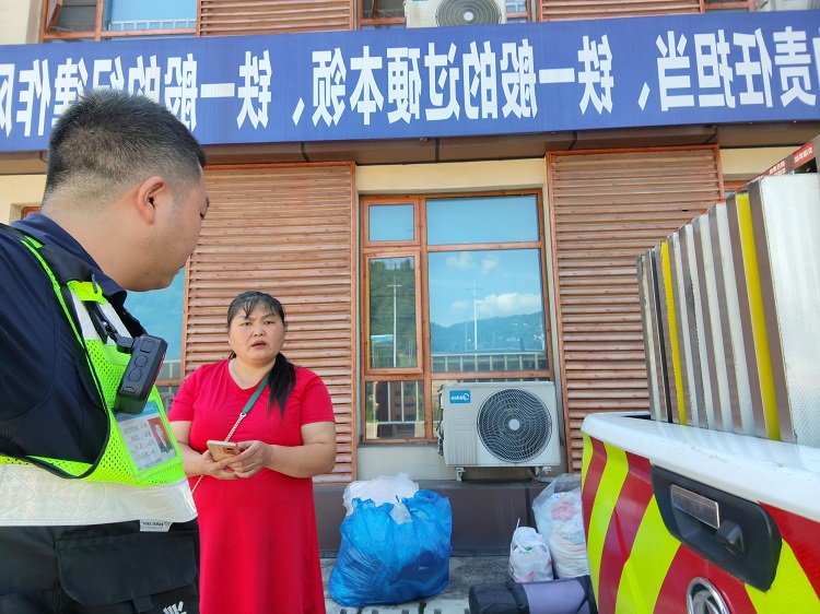 8.26【网站】宜宾管护大队暖心救助滞留乘客 守护高速出行安全.jpg