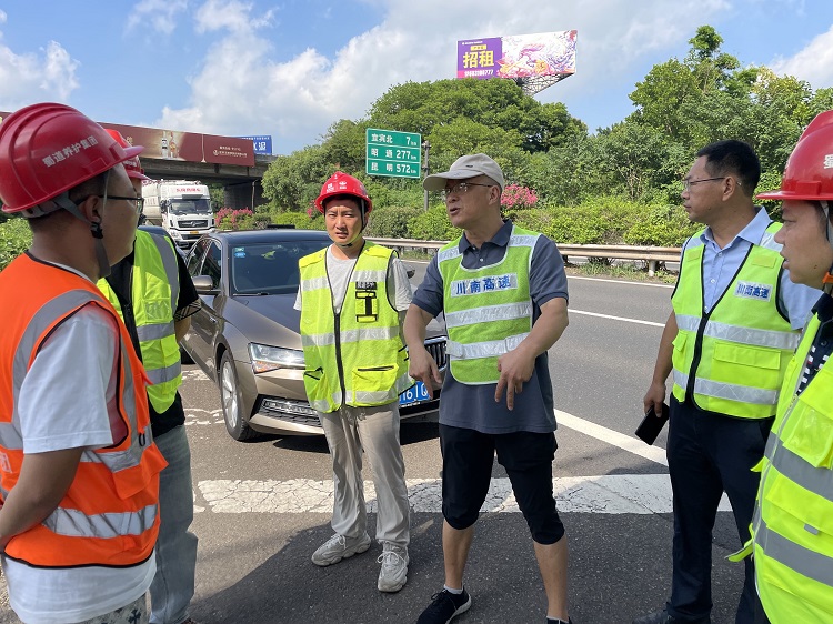 8.26【网站】宜宾管理中心舒主任再次带队检查蜀道养护集团养护工作1.JPG