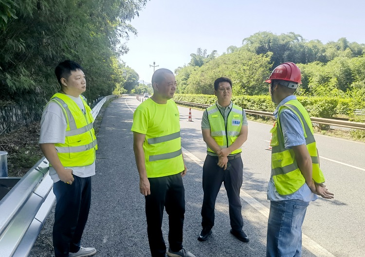 （挂网）20250828川南公司党委委员、副总经理马亮督导纳黔高速限速优化调整、外展端头护栏连接工程工作1.jpg