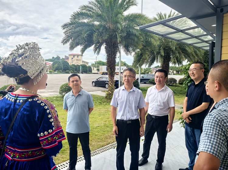 （微推、网站）四川省总工会副主席王超一行调研川南公司纳黔高速叙永服务区工会驿站 (4).JPG