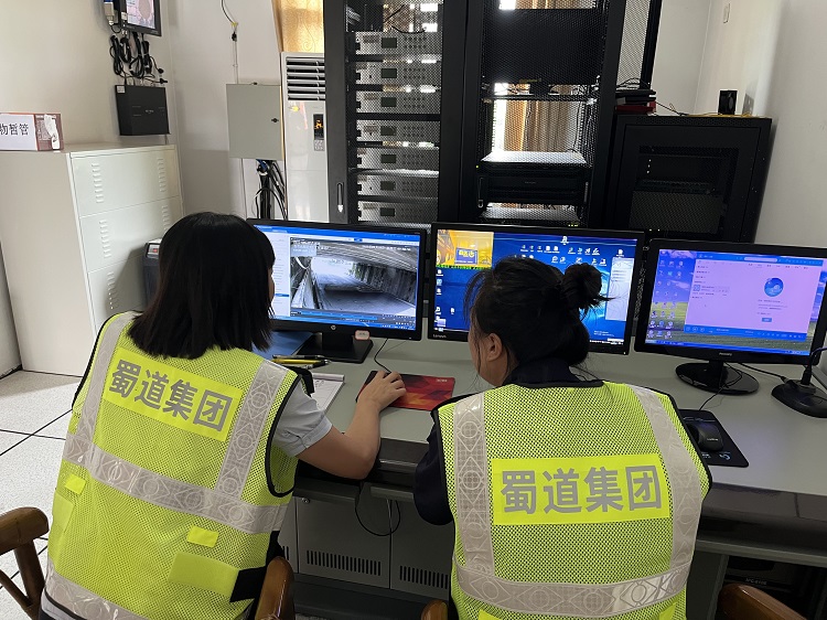 9.10自贡管理中心稽查队开展收费公路设施封闭式管理稽查1.jpg