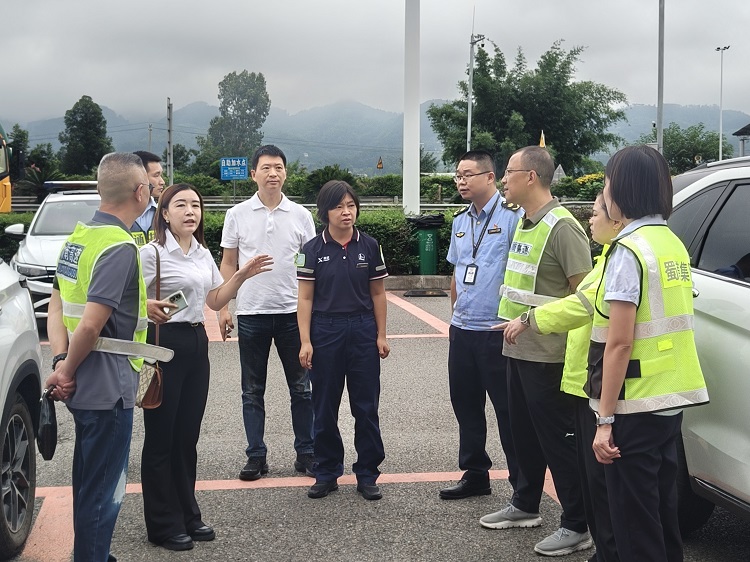 9.12【网站】宜宾管理中心联合高速执法检查冠英停车区“司机之家” (3).jpg