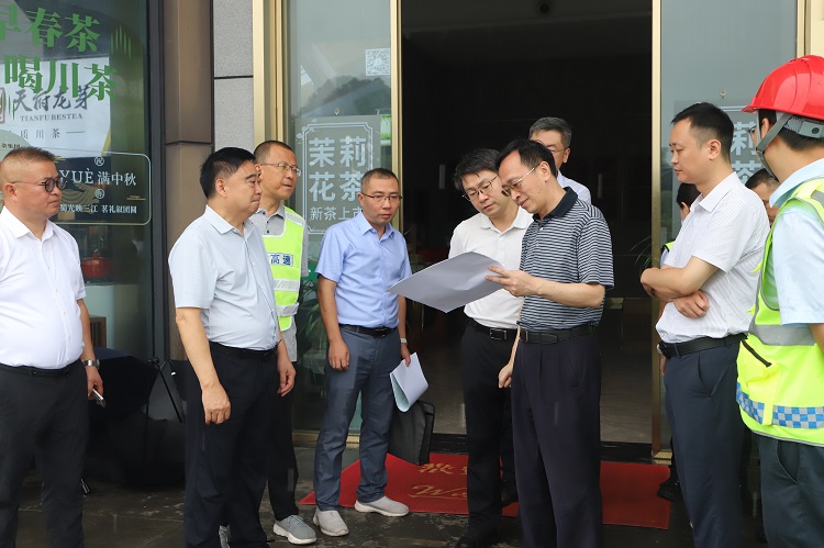 9.12【网站 微信】蜀道集团总工程师黄兵调研川南公司金秋湖停车区2.JPG