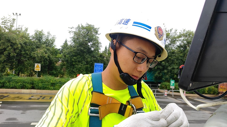 9.24隆纳高速开展中秋国庆节前机电设施设备专项巡检2.jpg