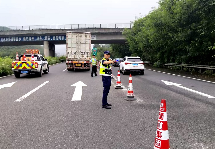 管护队员在车流量大的路段值守.jpg