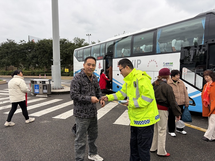 （网站）11.18 隆纳高速“一路三方”联合开展冬季安全宣传守护平安出行 (2).jpg