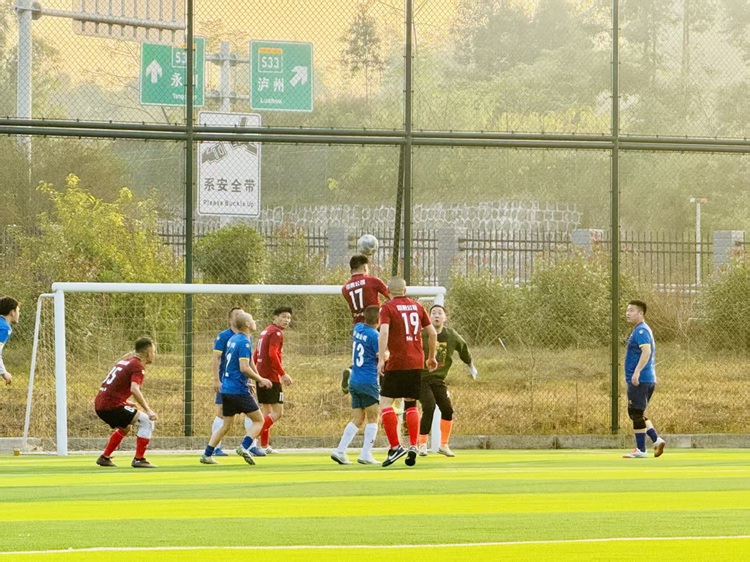 官站）12.19共叙兄弟情谊凝聚蜀道力量——川南公司与泸渝公司开展足球友谊赛2 - 副本.png