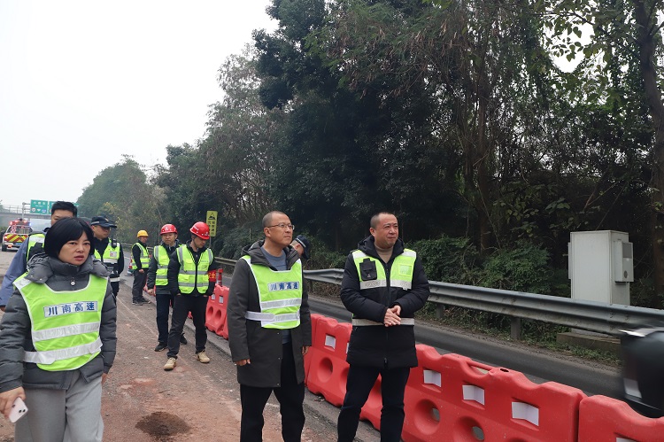 12.29【网站】公司党委委员、副总经理马亮带队督导检查G85银昆高速（内宜）宜宾辖区相关安全工作.JPG