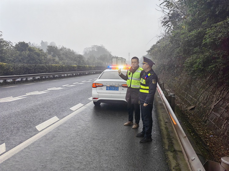 12.30(网站)隆纳高速“一路三方”联合开展元旦节前安全环保大检查 (2).jpg
