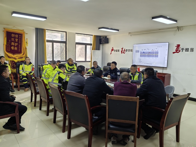 【网站】1.12纳黔高速管护大队联合多单位开展安全防护专项培训1 - 副本.jpg