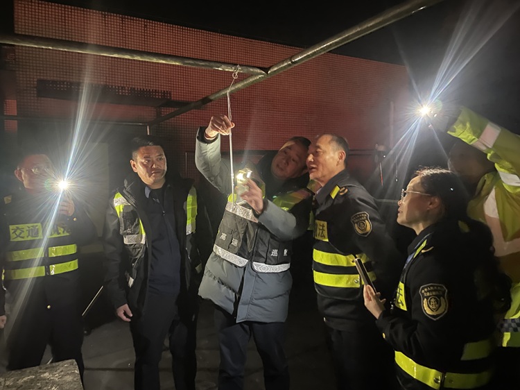 （挂网）20260113省交通执法总队第一支队调研川南公司叙永管理中心冬季抗冰除雪工作3 - 副本.jpg