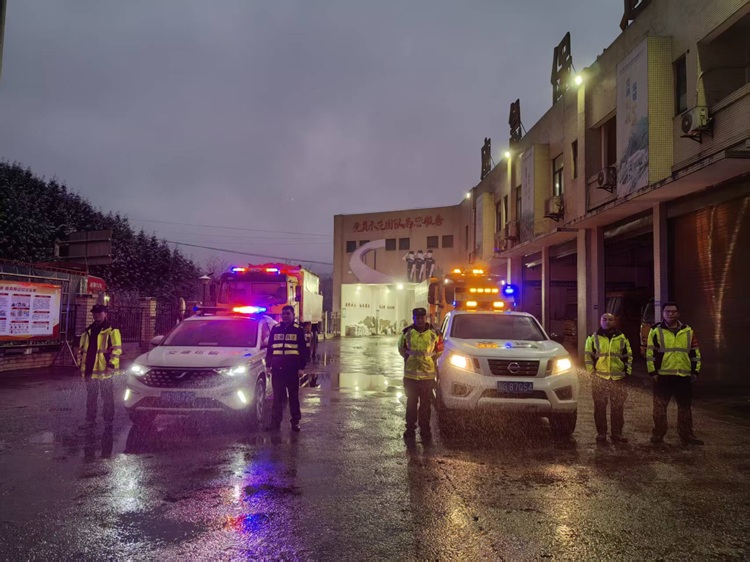 联合开展撒布融雪剂作业 - 副本.jpg