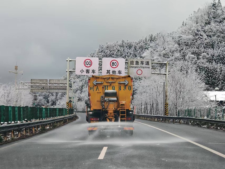 对冰雪路段进行撒布融雪剂作业2 - 副本.jpg