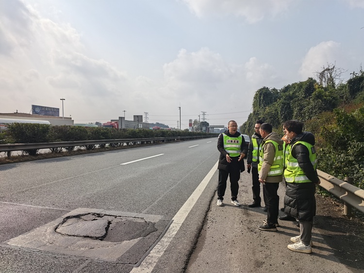 1.22【网站】宜宾管理中心开展“春运”暨“春节”前路域安全与环境专项检查2 - 副本.jpg