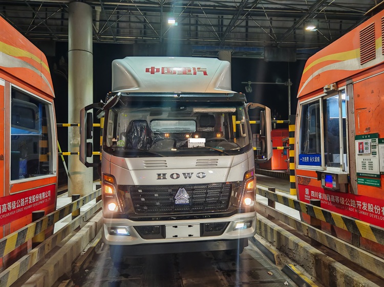 1.30 【网站】叙州收费站当场识破 三辆无牌货车逃费被查 (2) - 副本.jpg