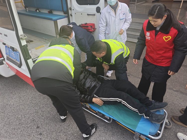 2.6隆昌东服务区高效处置医疗求助2 - 副本.jpg