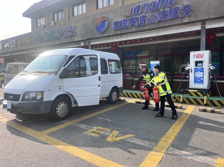 2.6【网站】宜宾管理中心宜宾东服务区开展充电车辆起火应急处置演练 (5) - 副本.jpg